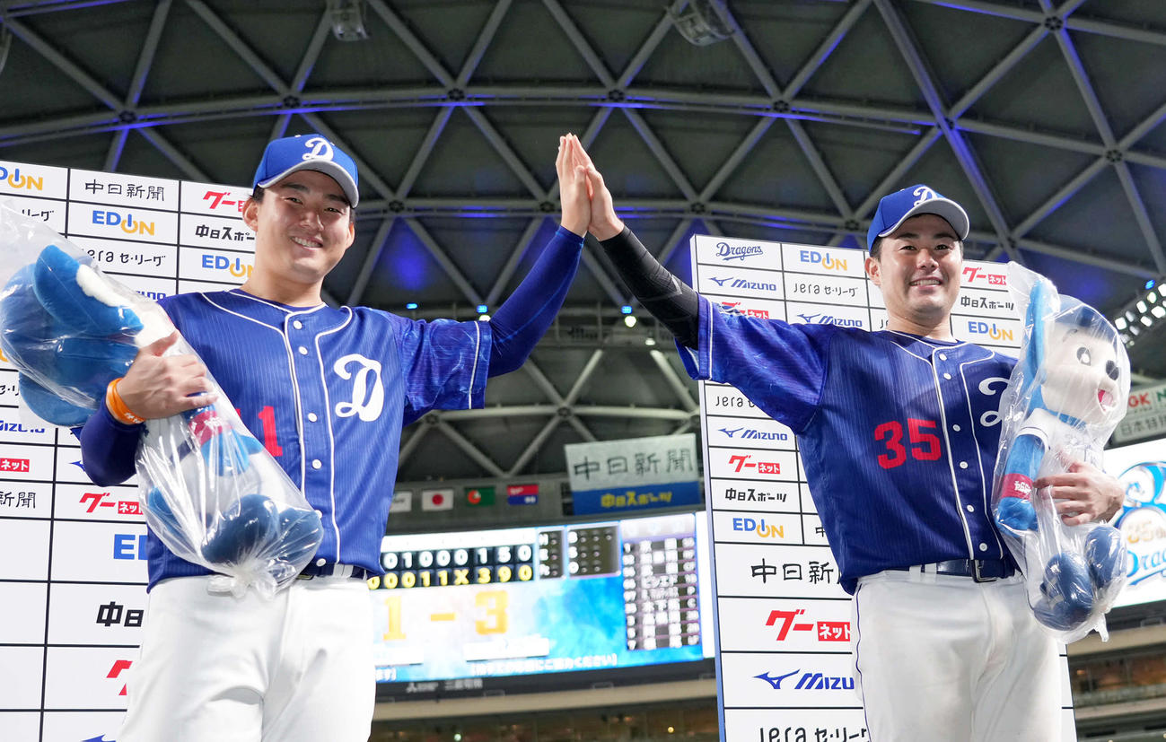 ヒーローインタビューを終えポーズを決める小笠原（左）と木下拓（撮影・森本幸一）