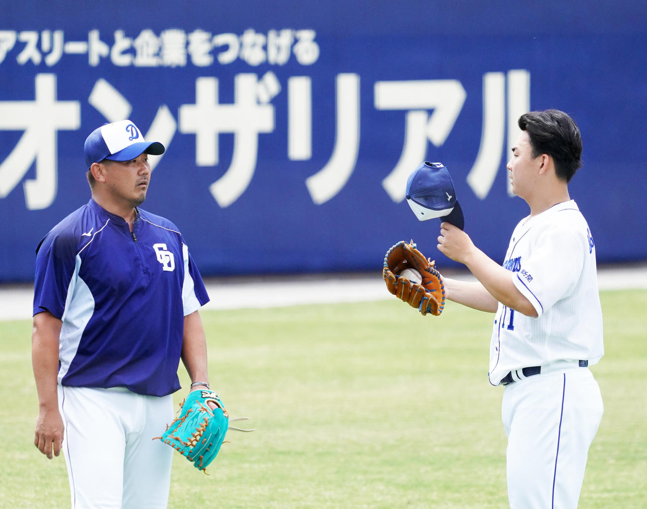 19年5月、ナゴヤ球場で松坂大輔と話す小笠原慎之介