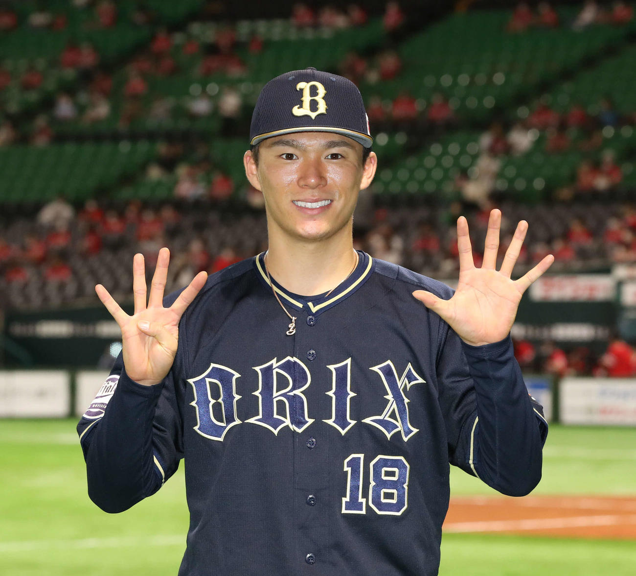 ソフトバンク対オリックス　9勝目をあげポーズをする山本（撮影・屋方直哉）