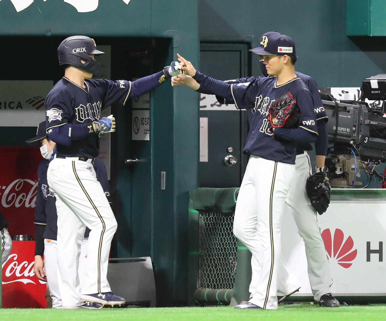 ソフトバンク対オリックス　3回表オリックス2死、右中間に先制本塁打を放った吉田正（左）とタッチを交わす山本（撮影・梅根麻紀）