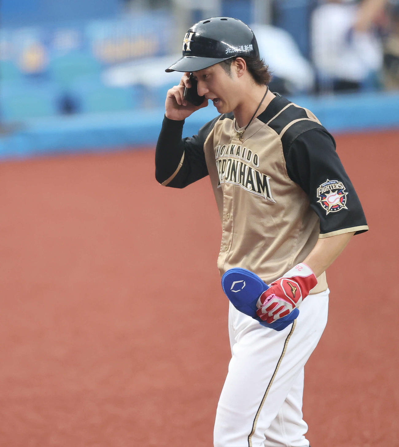 ロッテ対日本ハム　2回表の攻撃を終え先制適時打を放った浅間は気合の入った表情でベンチに戻る（撮影・垰建太）