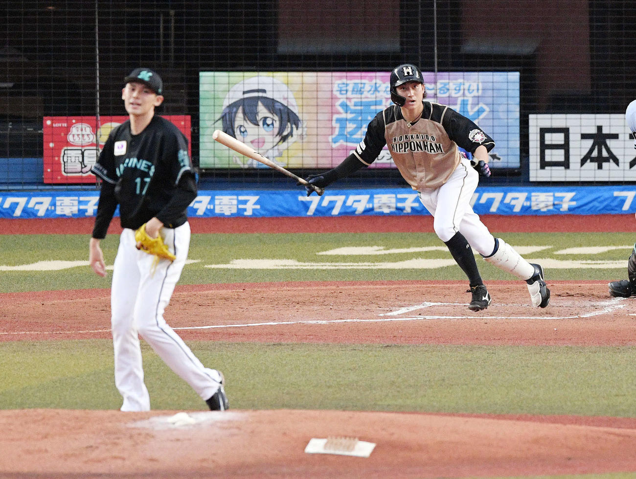 ロッテ対日本ハム　2回表日本ハム2死二、三塁、浅間（右）は先制2点適時二塁打を放つ。投手佐々木朗（撮影・滝沢徹郎）