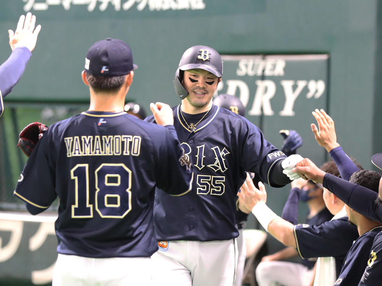 ソフトバンク対オリックス　7回表オリックス2死一、三塁、T－岡田は中越えの3点本塁打を放ちオリックスナインとハイタッチをする（撮影・屋方直哉）