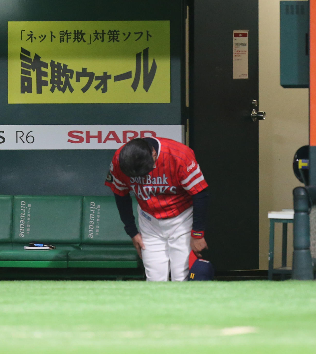 ソフトバンク対オリックス　球場に一礼をする工藤監督（撮影・屋方直哉）