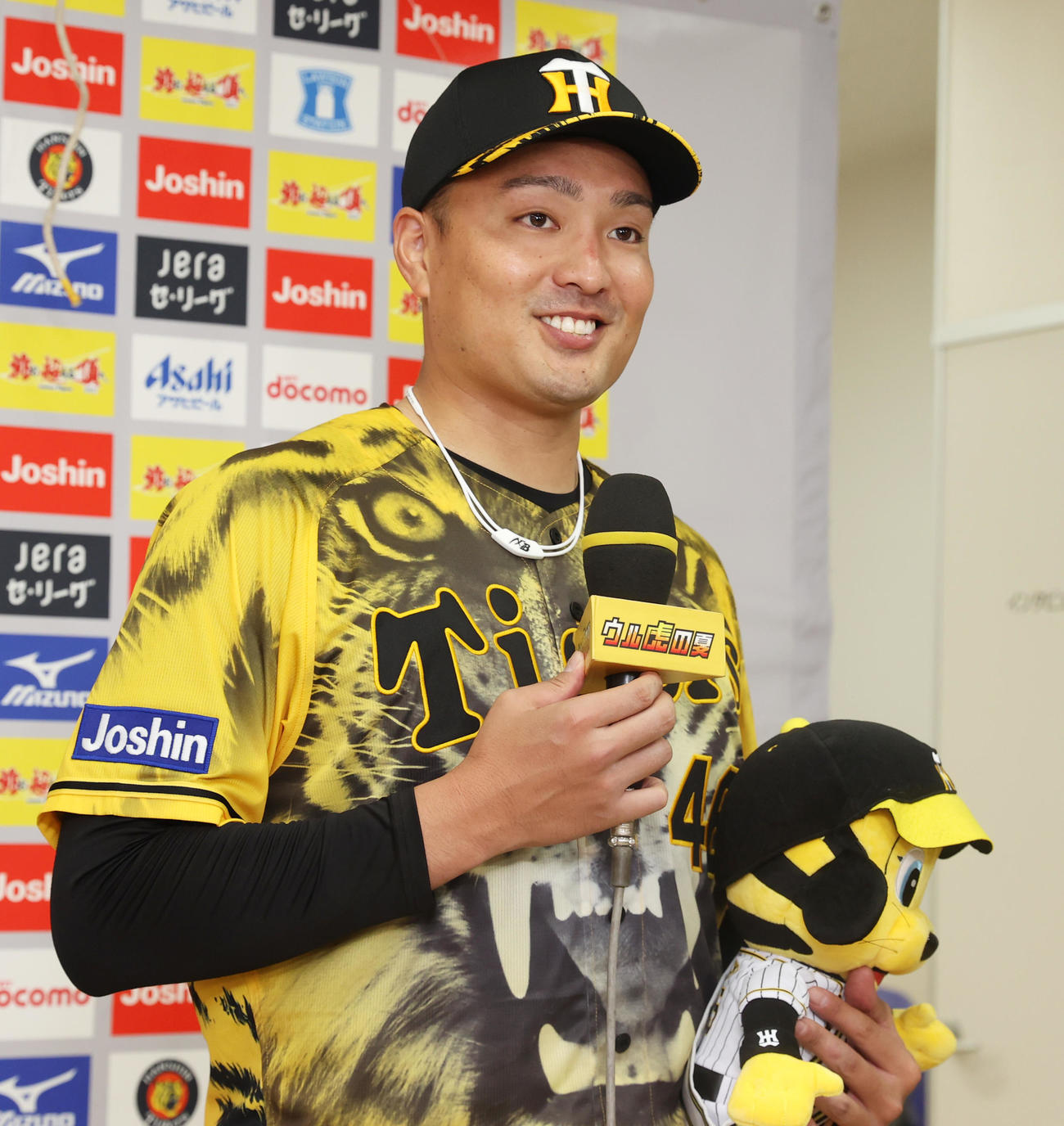 阪神対巨人　ヒーローインタビューを受ける阪神秋山（撮影・清水貴仁）