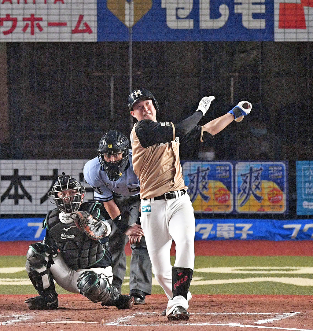 7回表日本ハム無死、高浜は左越えソロ本塁打を放つ。投手小野（撮影・滝沢徹郎）
