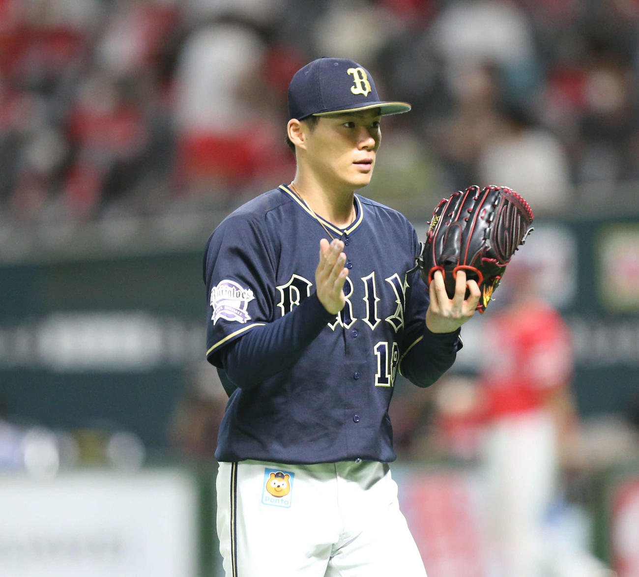 ソフトバンク対オリックス　7回裏を投げ切り手をたたく山本（撮影・屋方直哉）