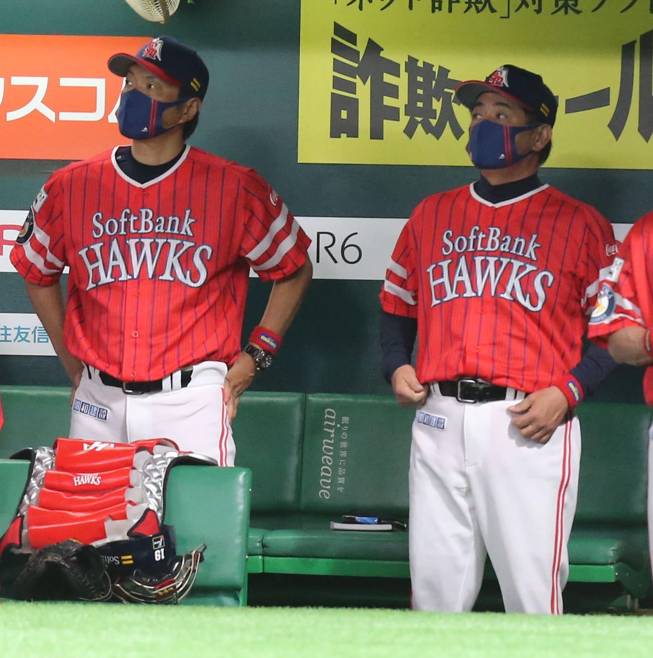 ソフトバンク対オリックス　9回裏に試合を見つめる小久保ヘッドコーチと工藤監督（撮影・屋方直哉）