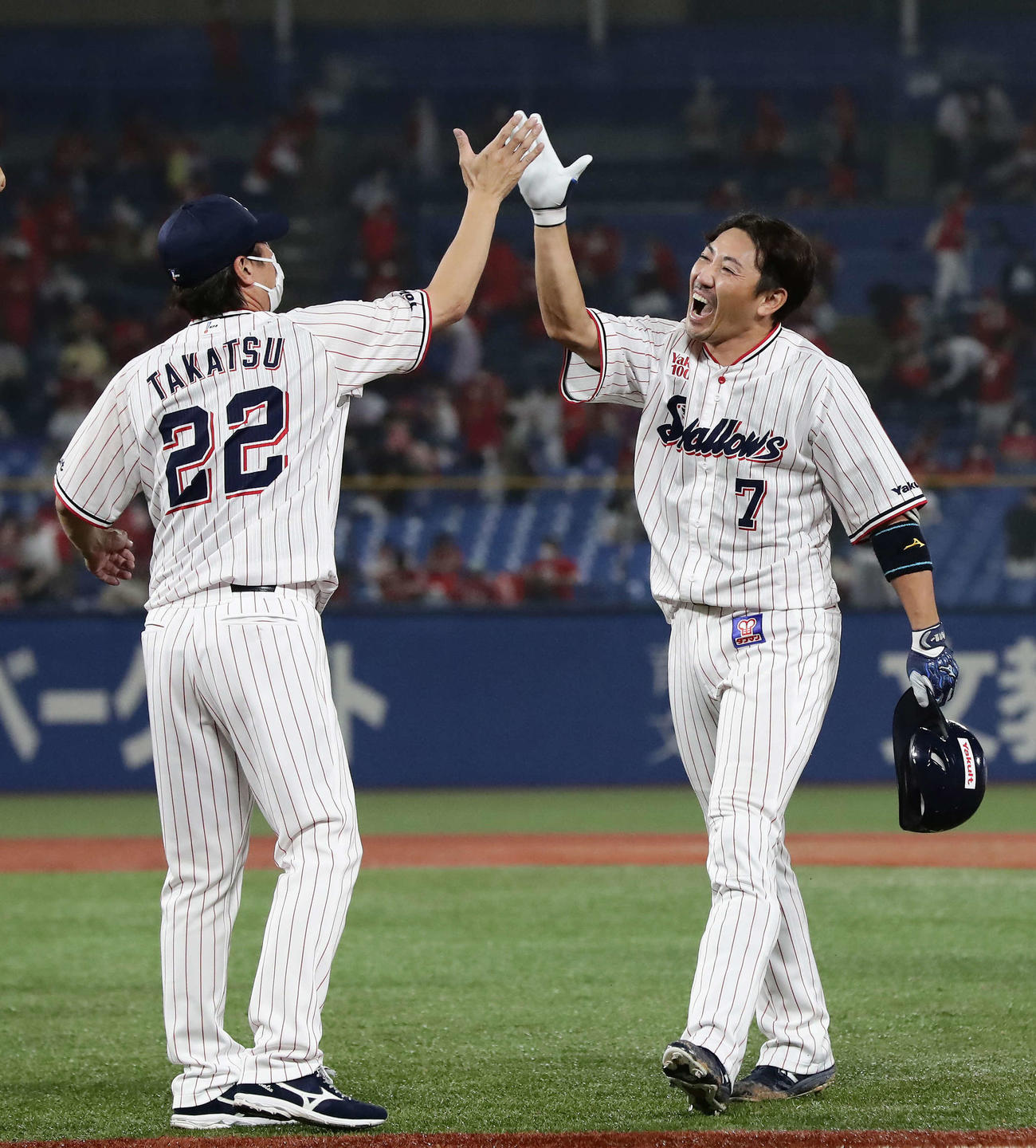 ヤクルト対広島　サヨナラ打を放って高津監督（左）とハイタッチする内川（撮影・丹羽敏通）