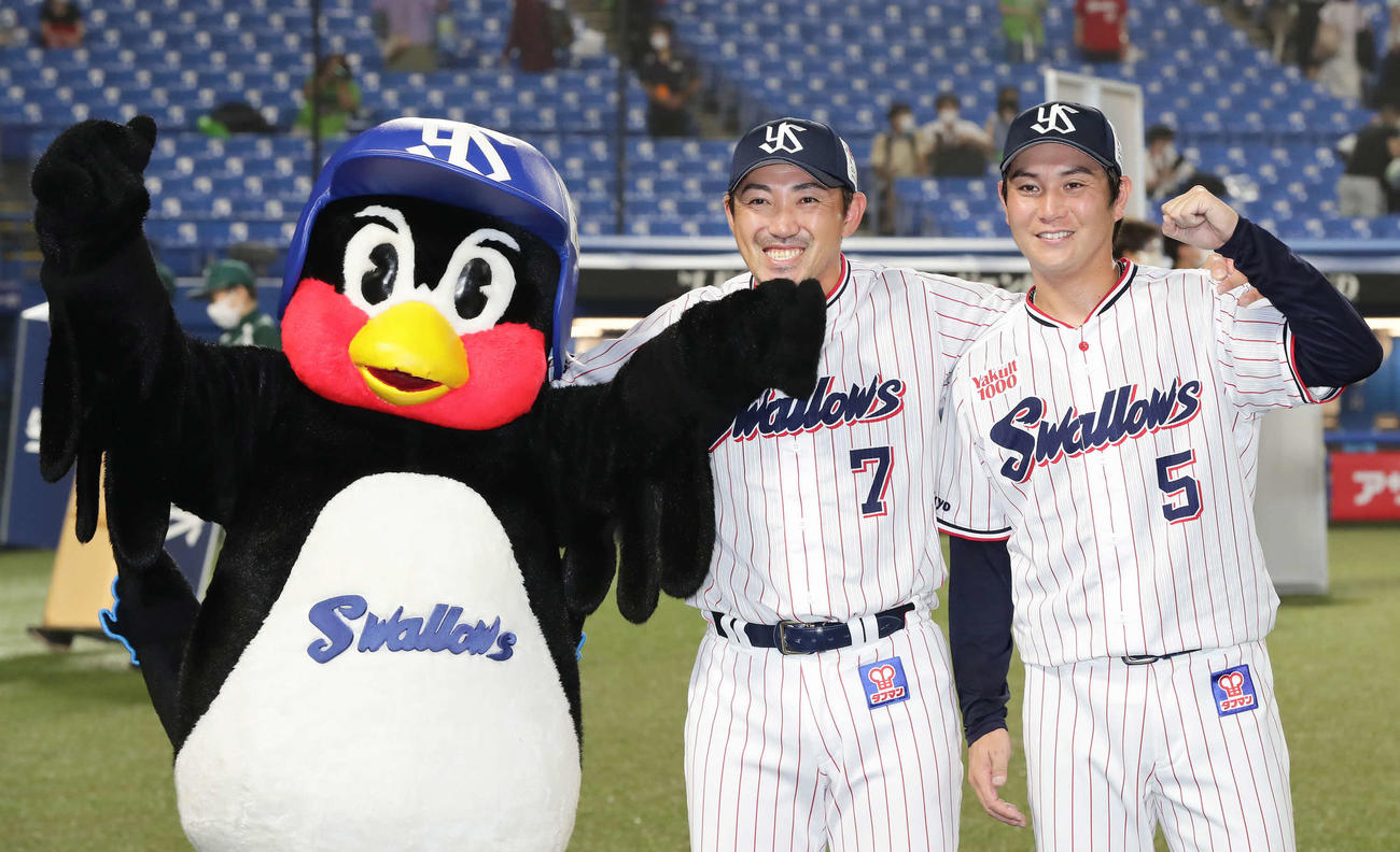 ヤクルト対広島　サヨナラ勝ちして写真に納まる、左からつば九郎、内川、川端（撮影・丹羽敏通）