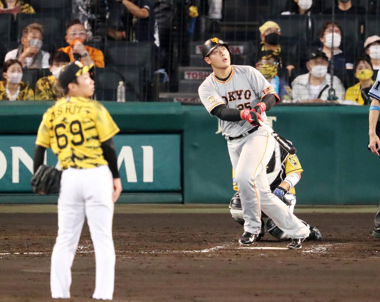 阪神対巨人　5回表巨人無死、岡本和真は左越え本塁打を放つ。投手は石井大（撮影・加藤哉）
