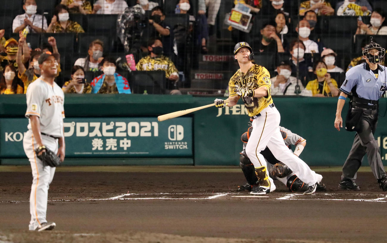 阪神対巨人　6回裏阪神2死、サンズは左越え本塁打を放つ。投手はC・C・メルセデス（撮影・加藤哉）