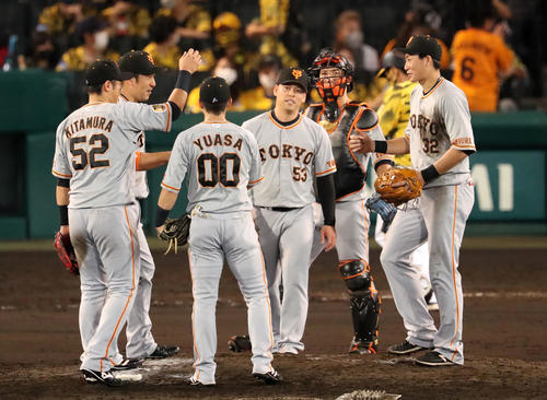 阪神対巨人　阪神に勝利し巨人ナインとエアタッチする高梨（撮影・加藤哉）
