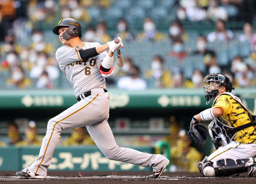 阪神対巨人　1回表巨人無死一塁、二塁打を放つ坂本（撮影・狩俣裕三）