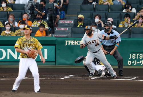 阪神対巨人　1回表巨人1死満塁、ウィーラーは右前適時打を放つ。投手は伊藤将（撮影・加藤哉）