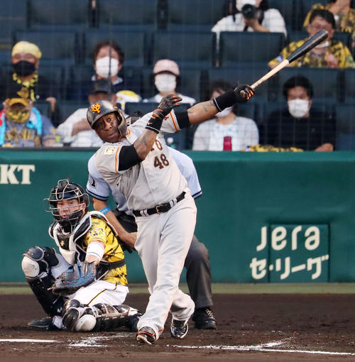 阪神対巨人　3回表巨人無死、ウィーラーは左越え本塁打を放つ（撮影・加藤哉）