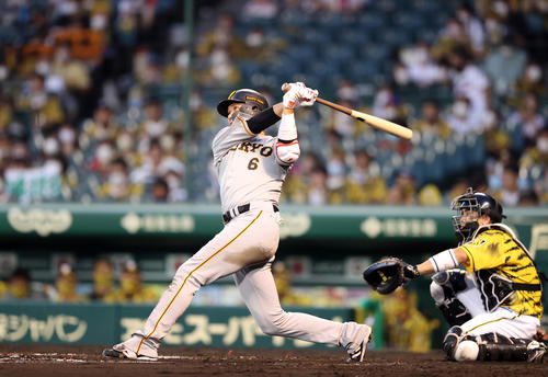 阪神対巨人　3回表巨人無死、ソロ本塁打を放つ坂本勇人（撮影・狩俣裕三）