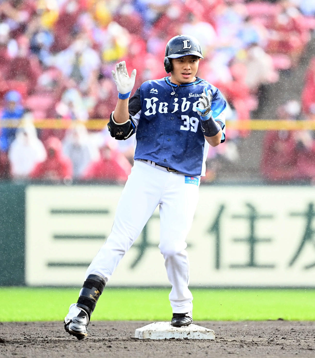 2回表西武無死一、二塁、先制の適時打を放ち笑顔を見せる呉念庭（撮影・たえ見朱実）