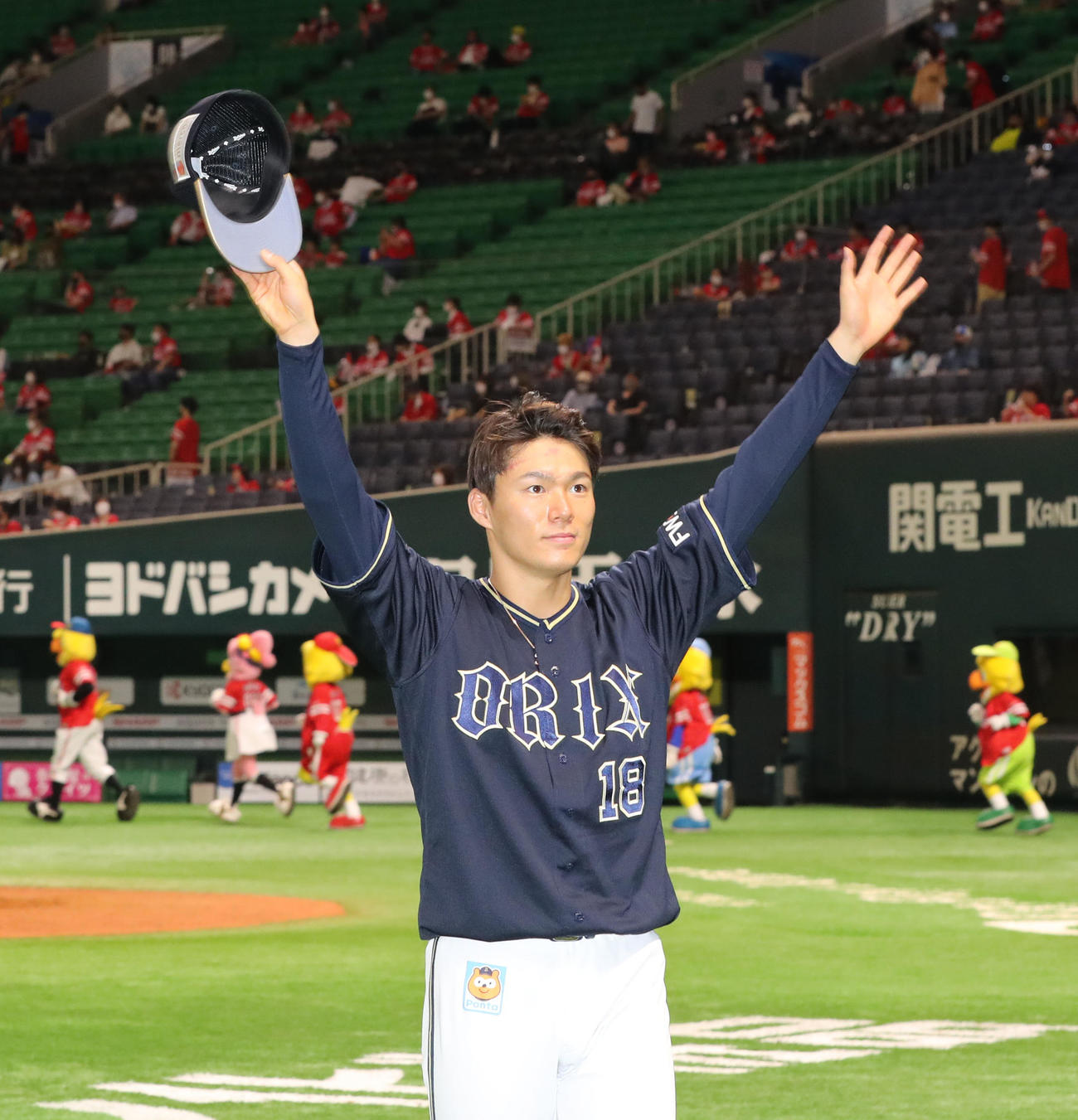 ソフトバンク対オリックス　観客の声援に手を振る山本（撮影・屋方直哉）