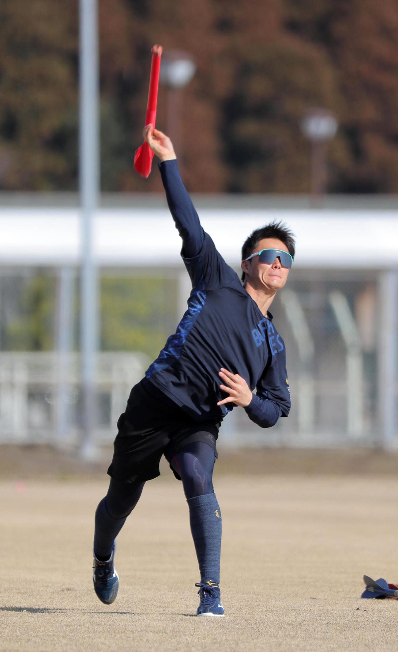 1月31日、羽根付きの大型ダーツのような矢を使って練習するオリックス山本