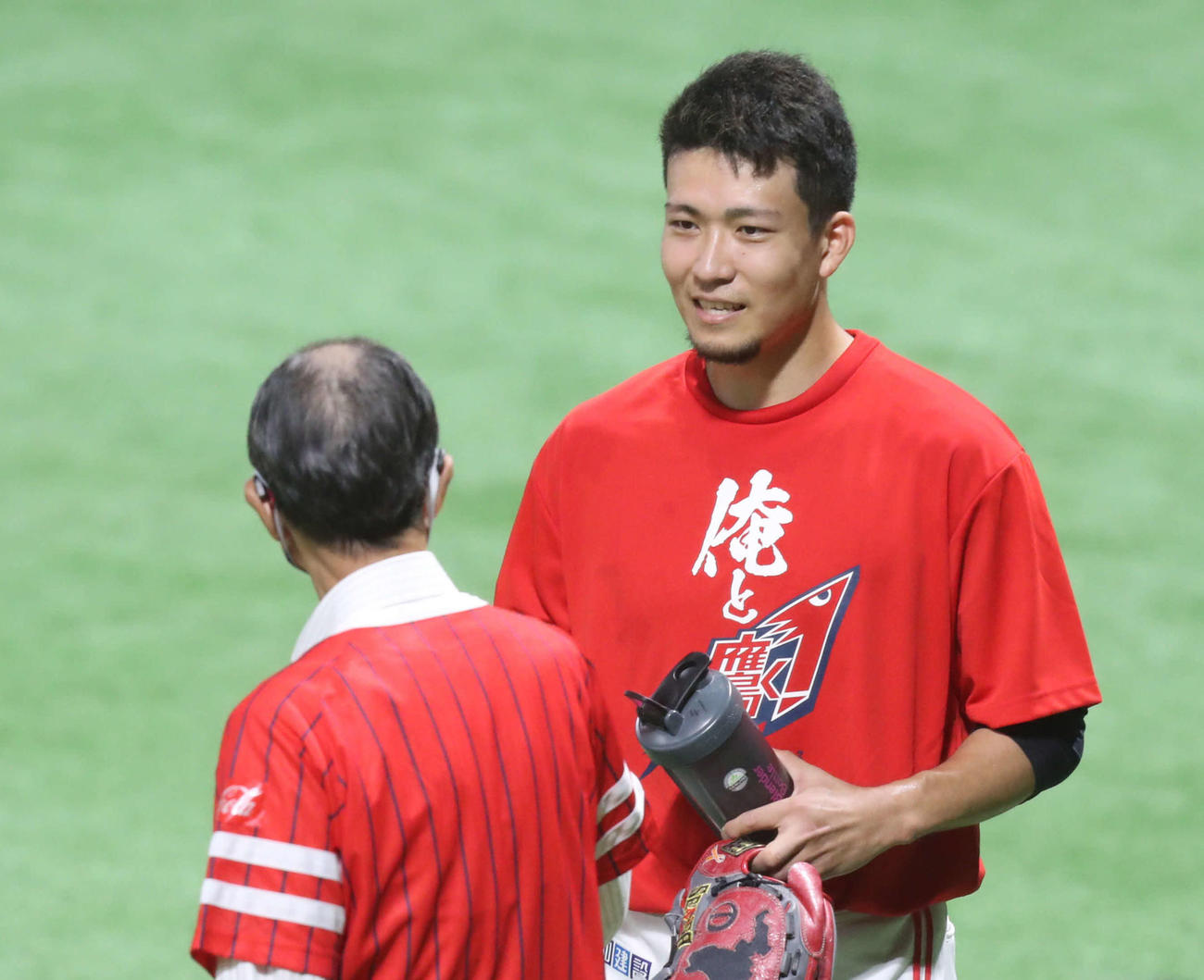 王球団会長と談笑する千賀（撮影・屋方直哉）