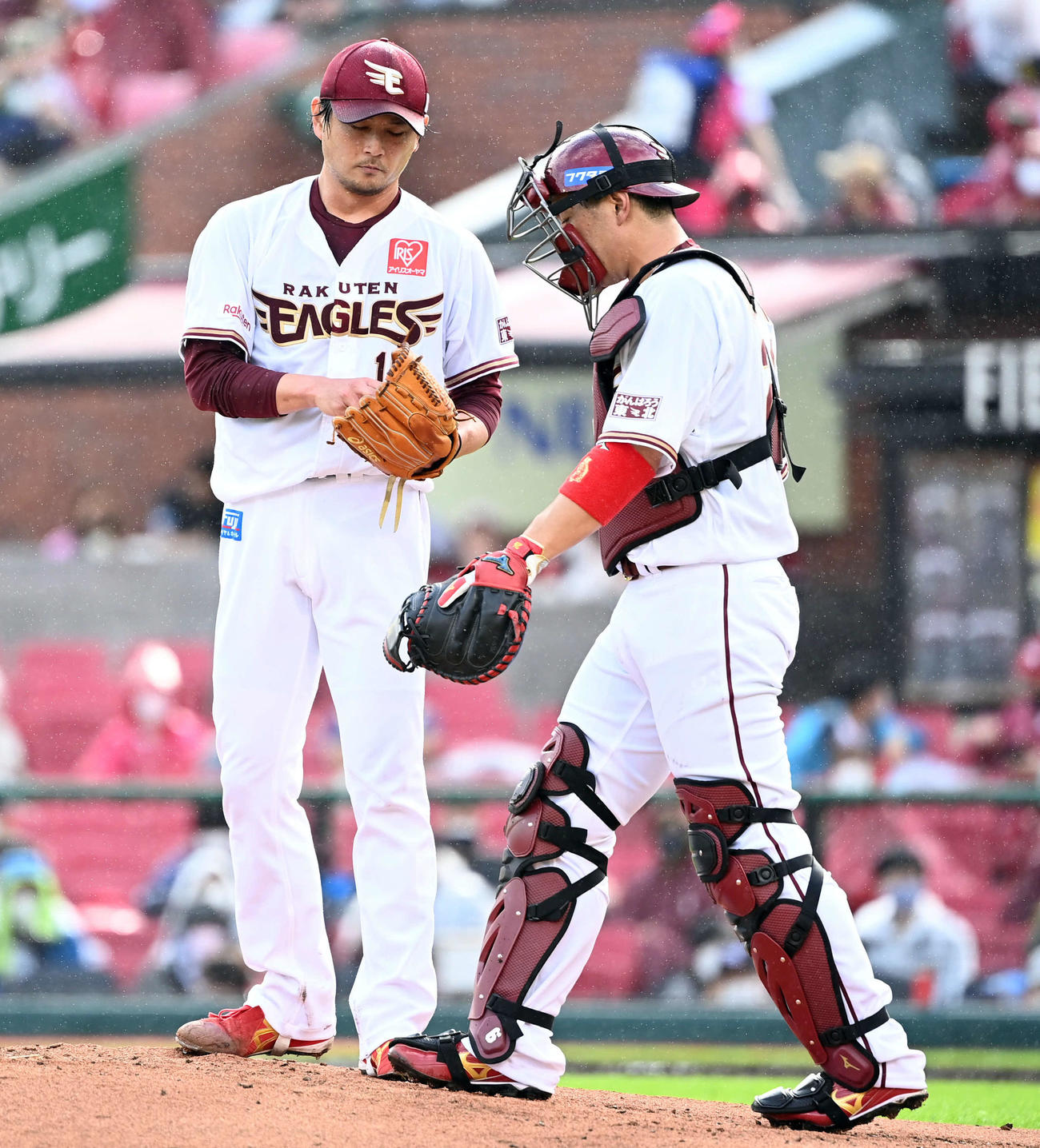 楽天対西武　2回表、西武に先制を許した楽天涌井と炭谷のバッテリー（撮影・たえ見朱実）
