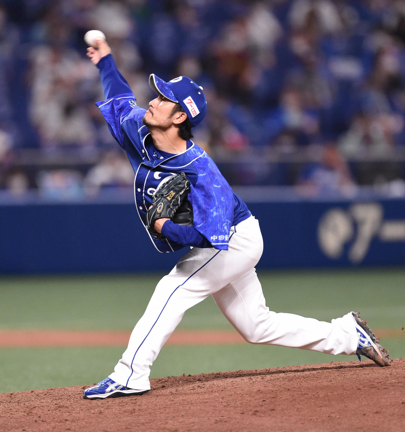 7回表、谷元が2番手で告げられるも体調不良で交代、急きょ登板する祖父江（撮影・森本幸一）