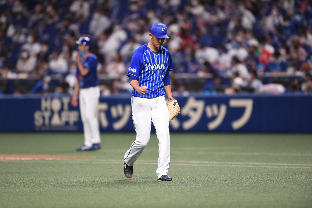 中日対DeNA 3回裏中日2死一、二塁、大島をニゴロに打ち取り拳を握るDeNA先発の阪口（撮影・森本幸一）