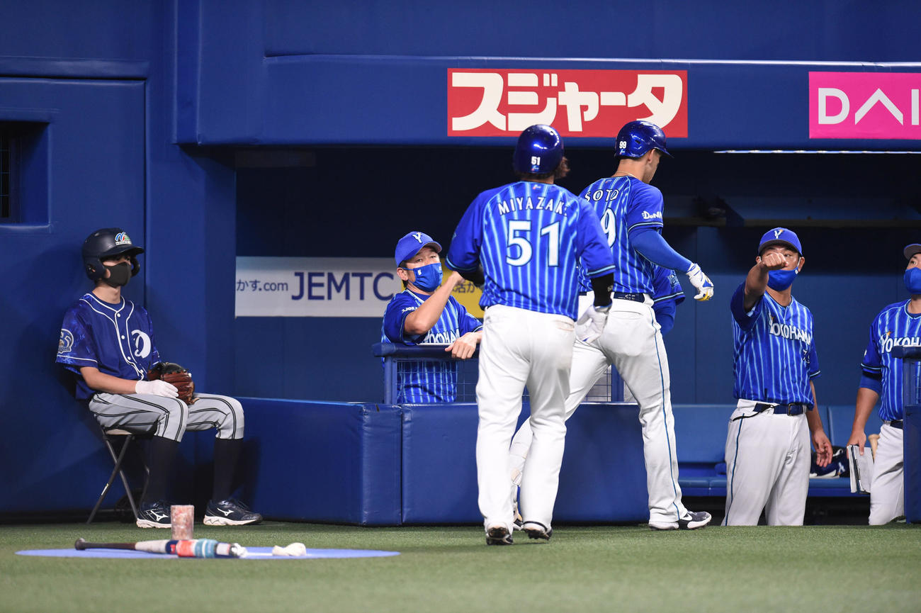 中日対DeNA 6回表DeNA2死一塁、左中間スタンドへ2点本塁打を放ったソトを迎える三浦監督（撮影・森本幸一）