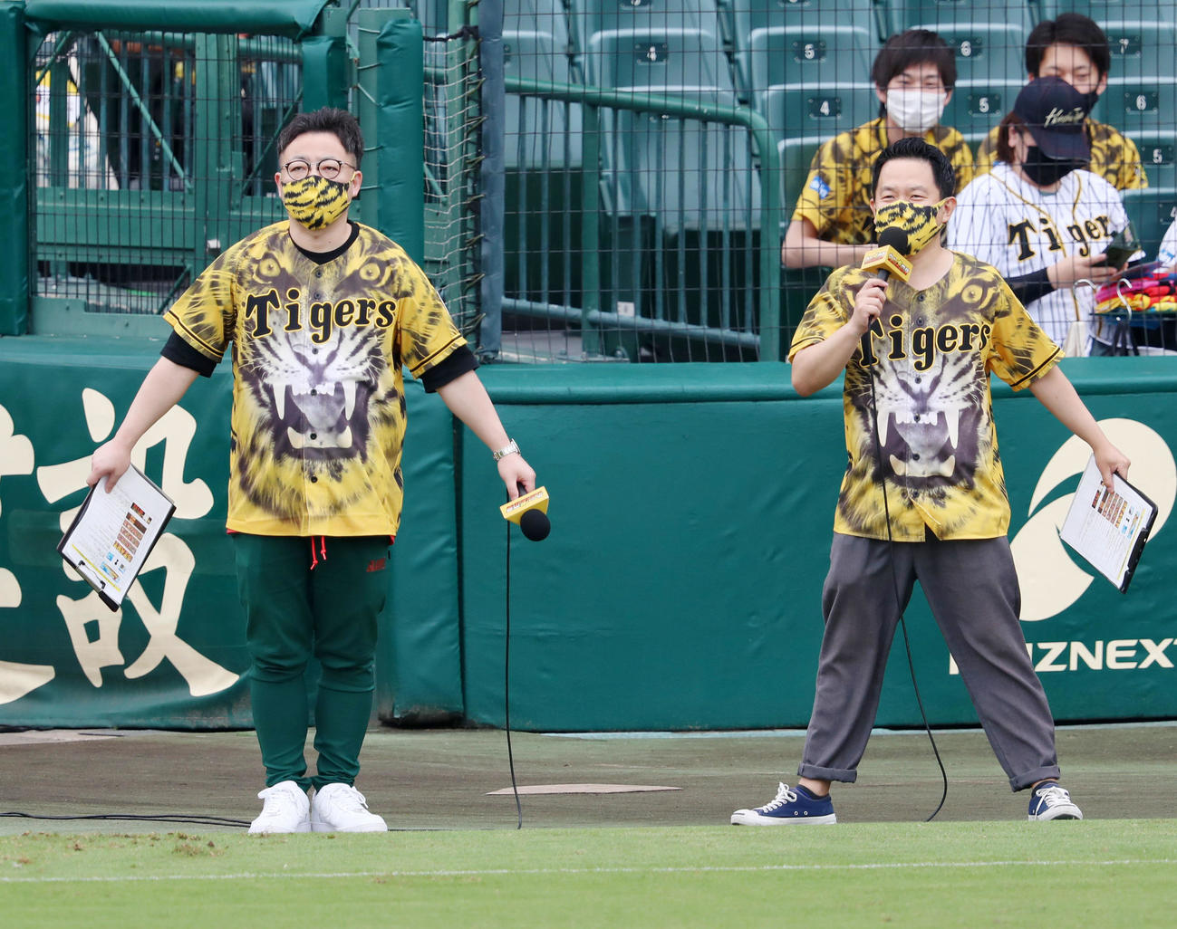 阪神対巨人　グラウンドに登場したダイアンのユースケ（左）と津田（撮影・加藤哉）