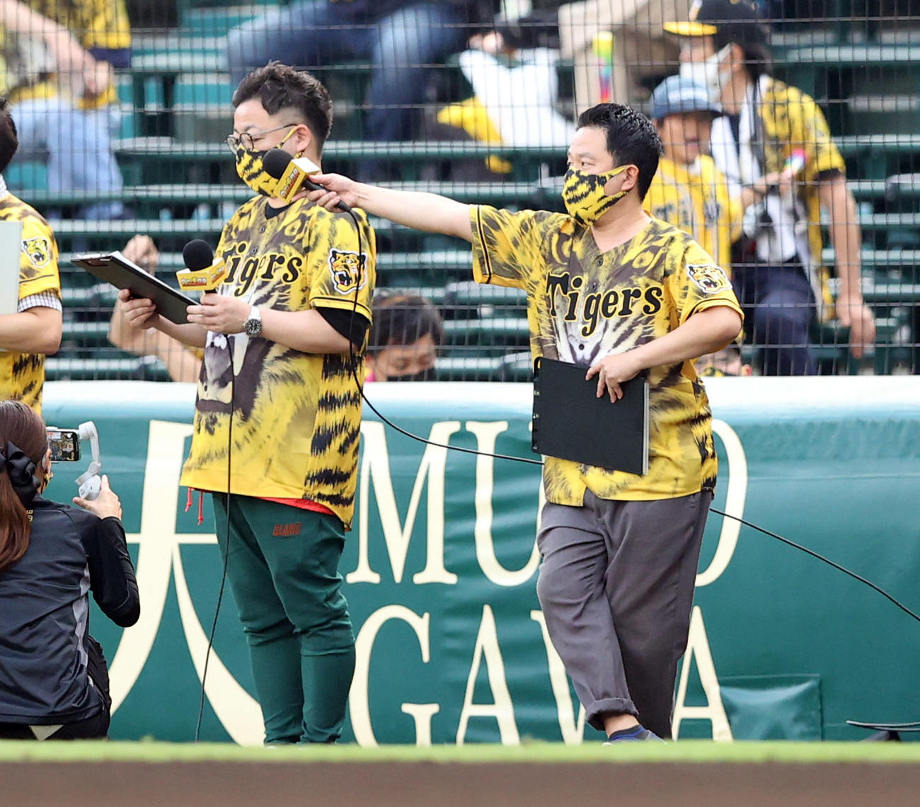阪神対巨人　試合前、選手紹介するダイアンのユースケ（左）と津田篤宏（撮影・狩俣裕三）