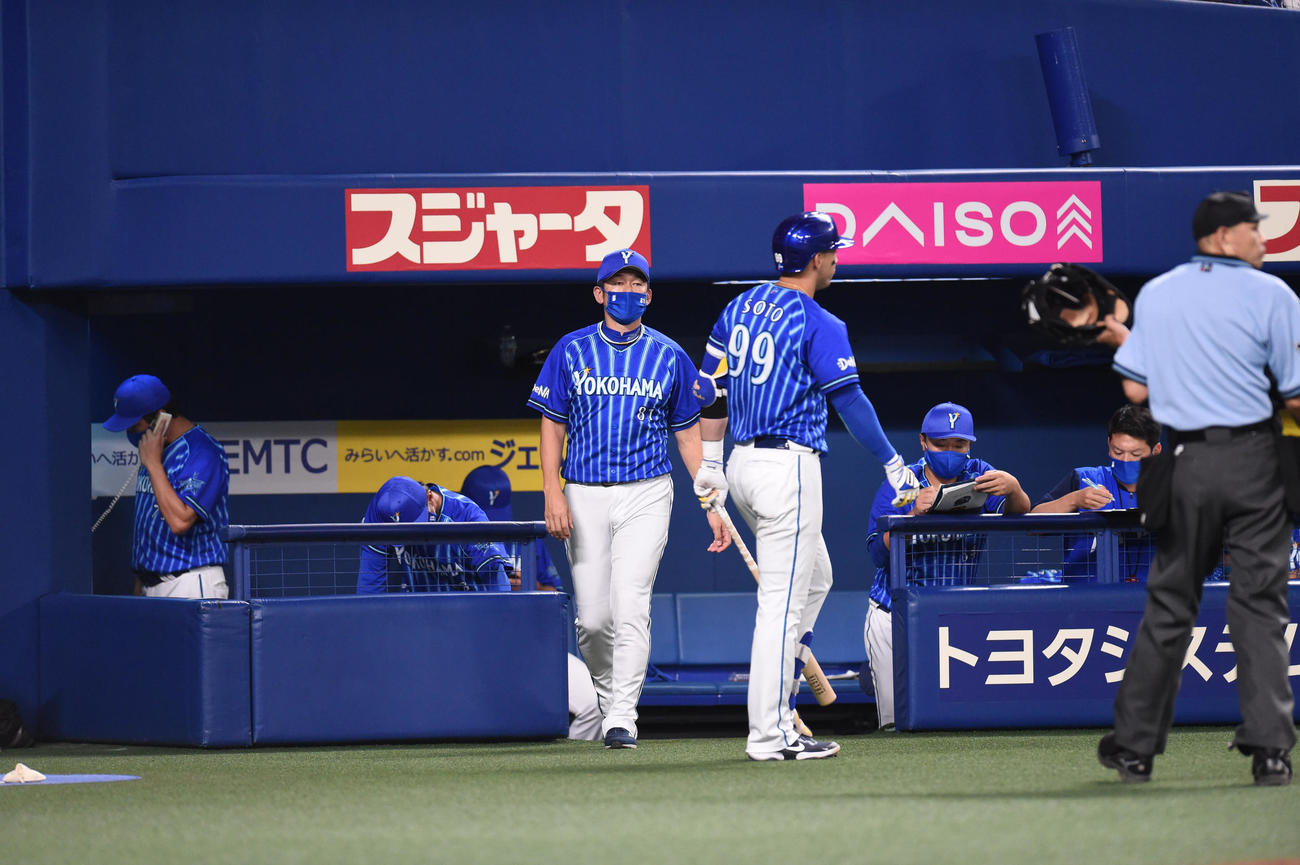 中日対DeNA 8回表DeNA攻撃終了、選手交代を告げる三浦監督（撮影・森本幸一）