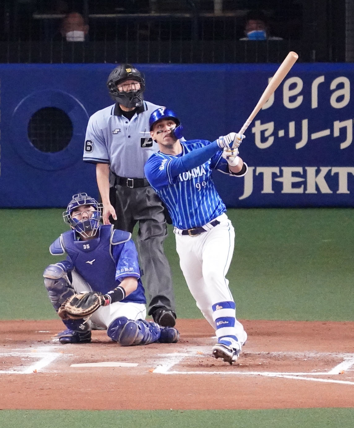中日対DeNA 6回表DeNA2死一塁、左中間スタンドへ2点本塁打を放つソト（撮影・森本幸一）