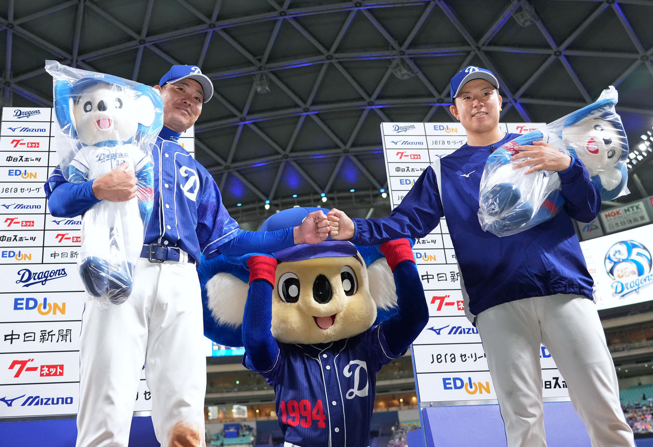 ヒーローインタビューを終えポーズを決める福留（左）と松葉（撮影・森本幸一）