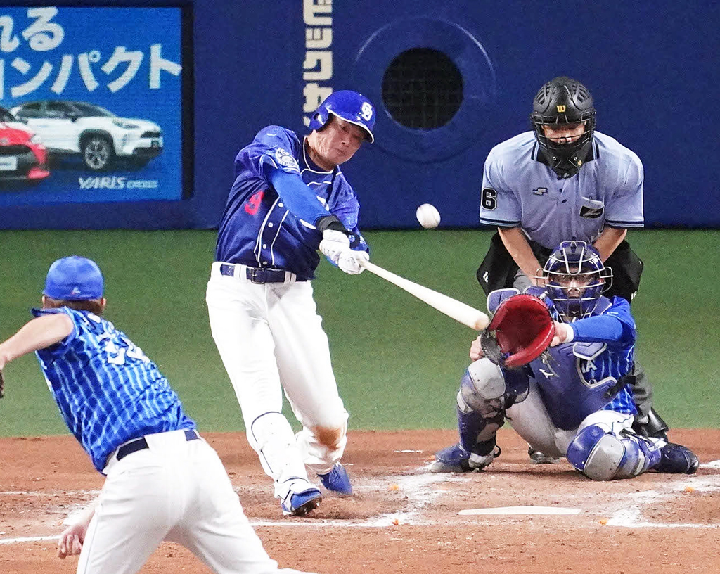 5回裏中日1死、右越え本塁打を放つ福留（撮影・森本幸一）