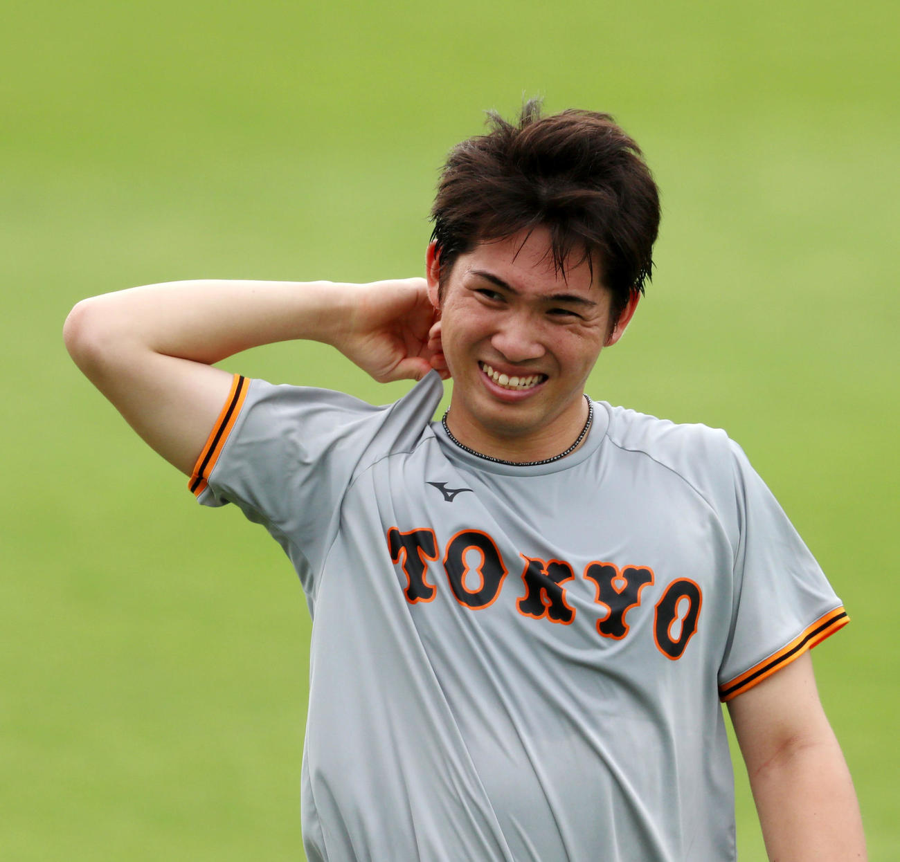 阪神対巨人　ランニングで汗を流す高橋（撮影・加藤哉）