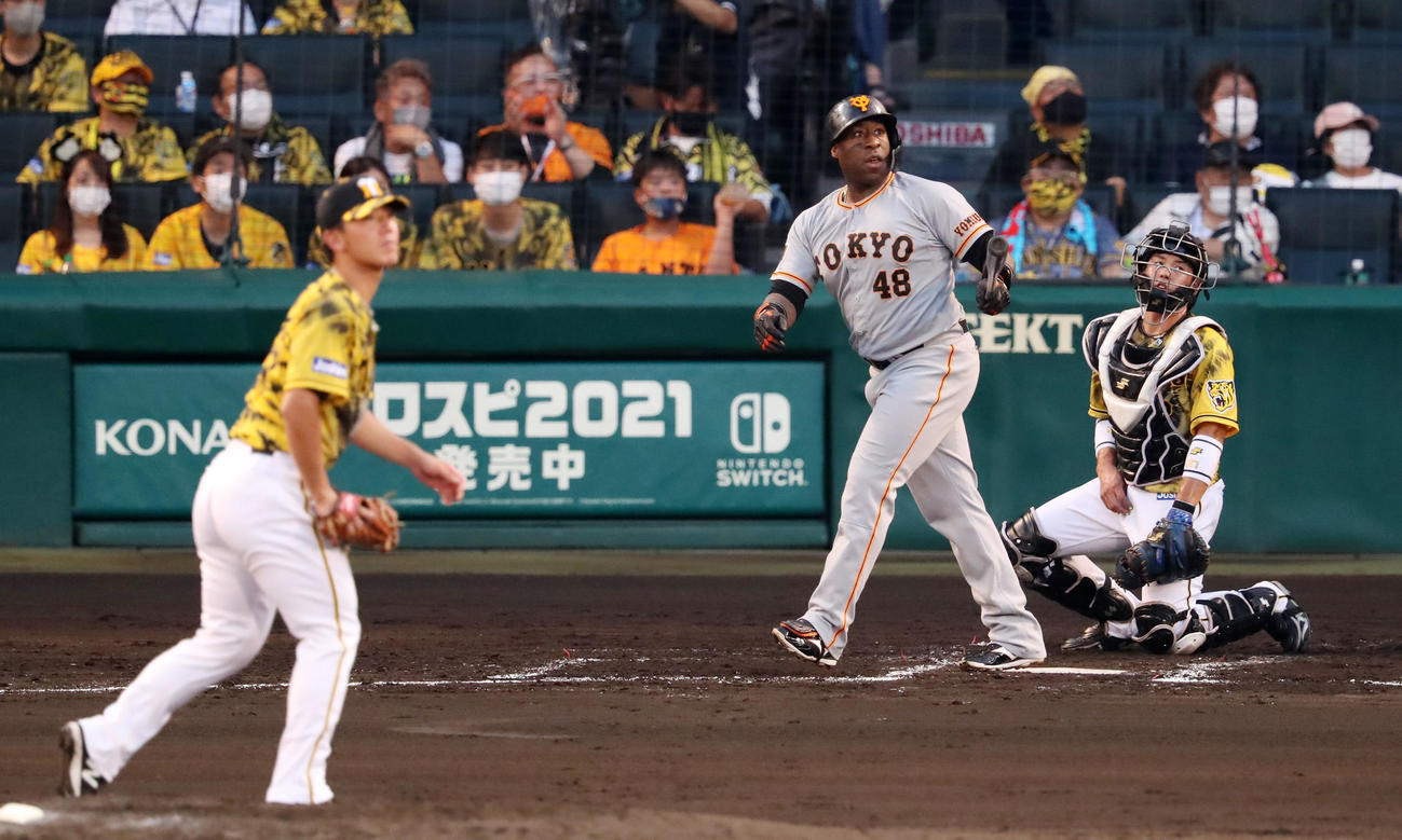 阪神対巨人　3回表巨人無死、ウィーラーは左越え本塁打を放つ。投手は伊藤将（撮影・加藤哉）