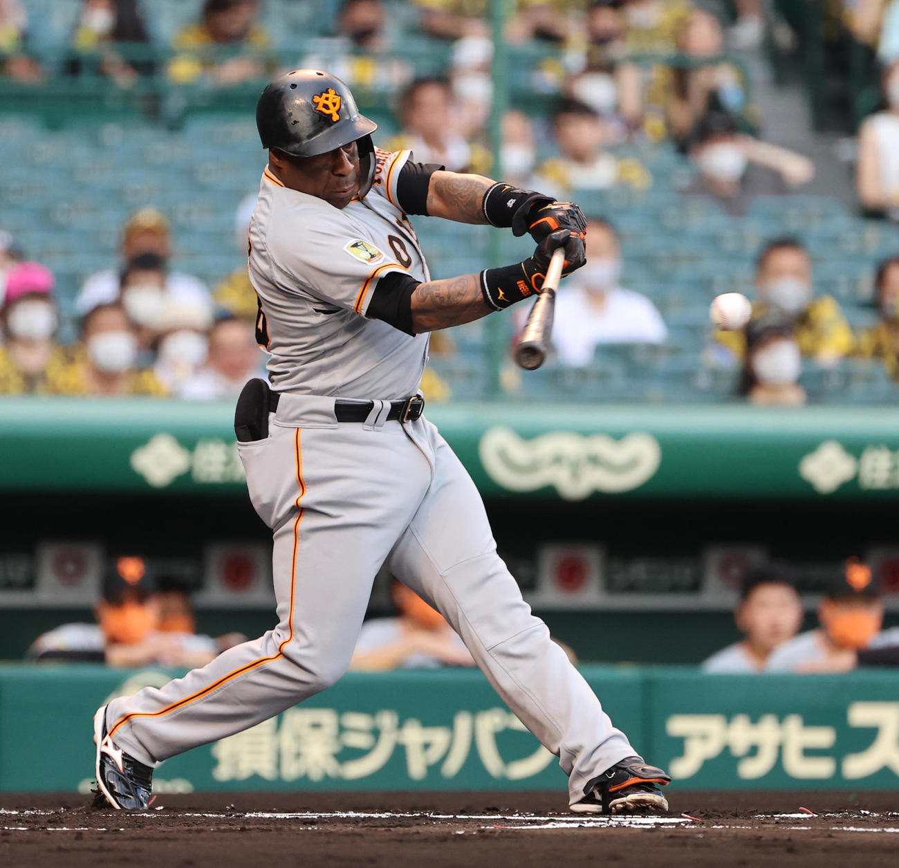 阪神対巨人　1回表巨人1死満塁、右前へ先制適時打を放つウィーラー（撮影・清水貴仁）