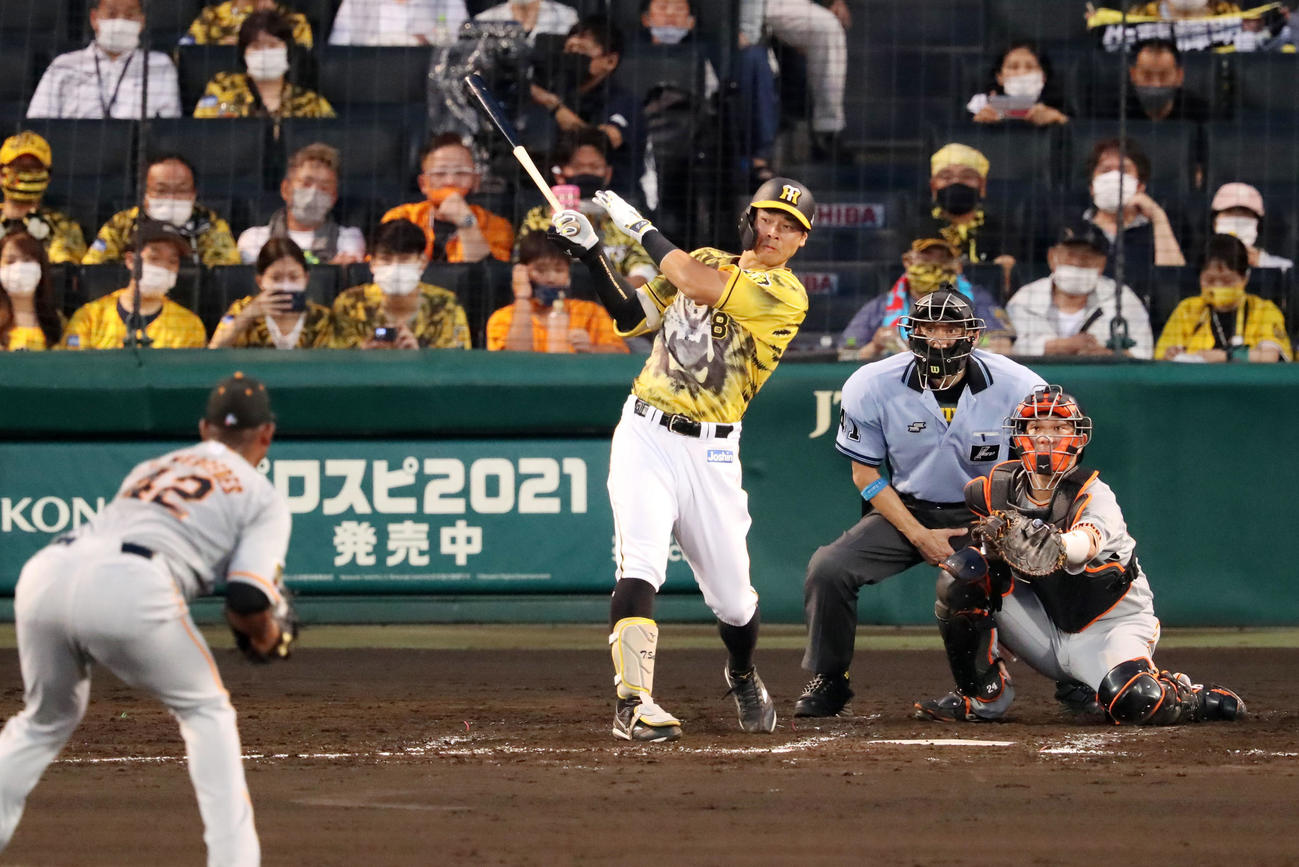 阪神対巨人　4回裏阪神1死、佐藤輝は右前打を放つ。投手はC・C・メルセデス（撮影・加藤哉）