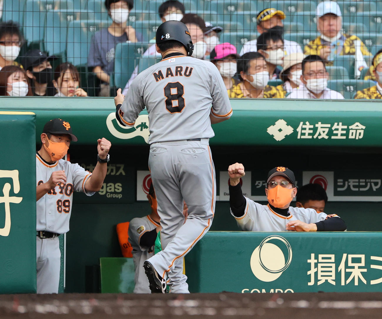 阪神対巨人　1回表巨人1死満塁、北村の二ゴロで生還する丸を出迎える原監督（撮影・清水貴仁）