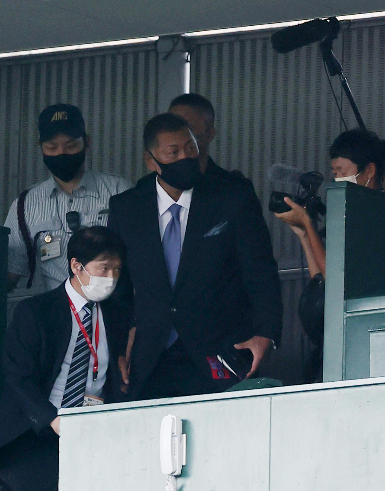阪神対巨人　甲子園の放送ブースに入る清原氏（撮影・狩俣裕三）