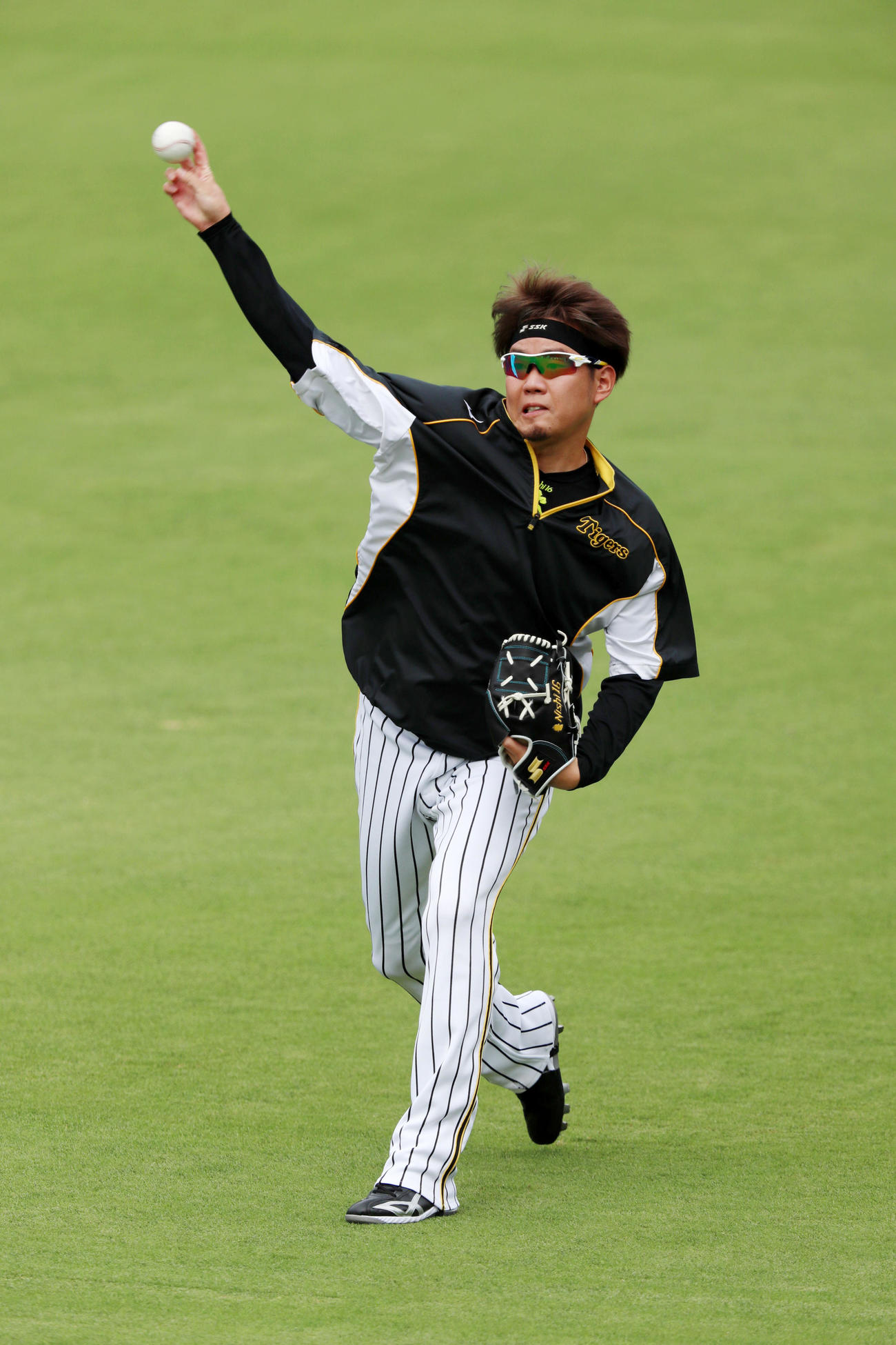 阪神対巨人　練習でキャッチボールする西勇（撮影・加藤哉）