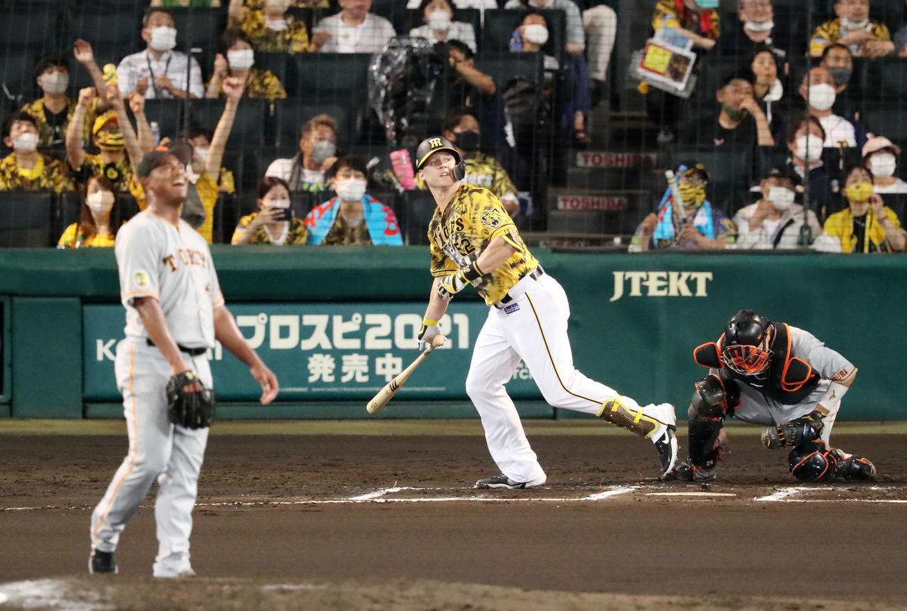 阪神対巨人　6回裏阪神2死、サンズは左越え本塁打を放つ。投手はC・C・メルセデス（撮影・加藤哉）