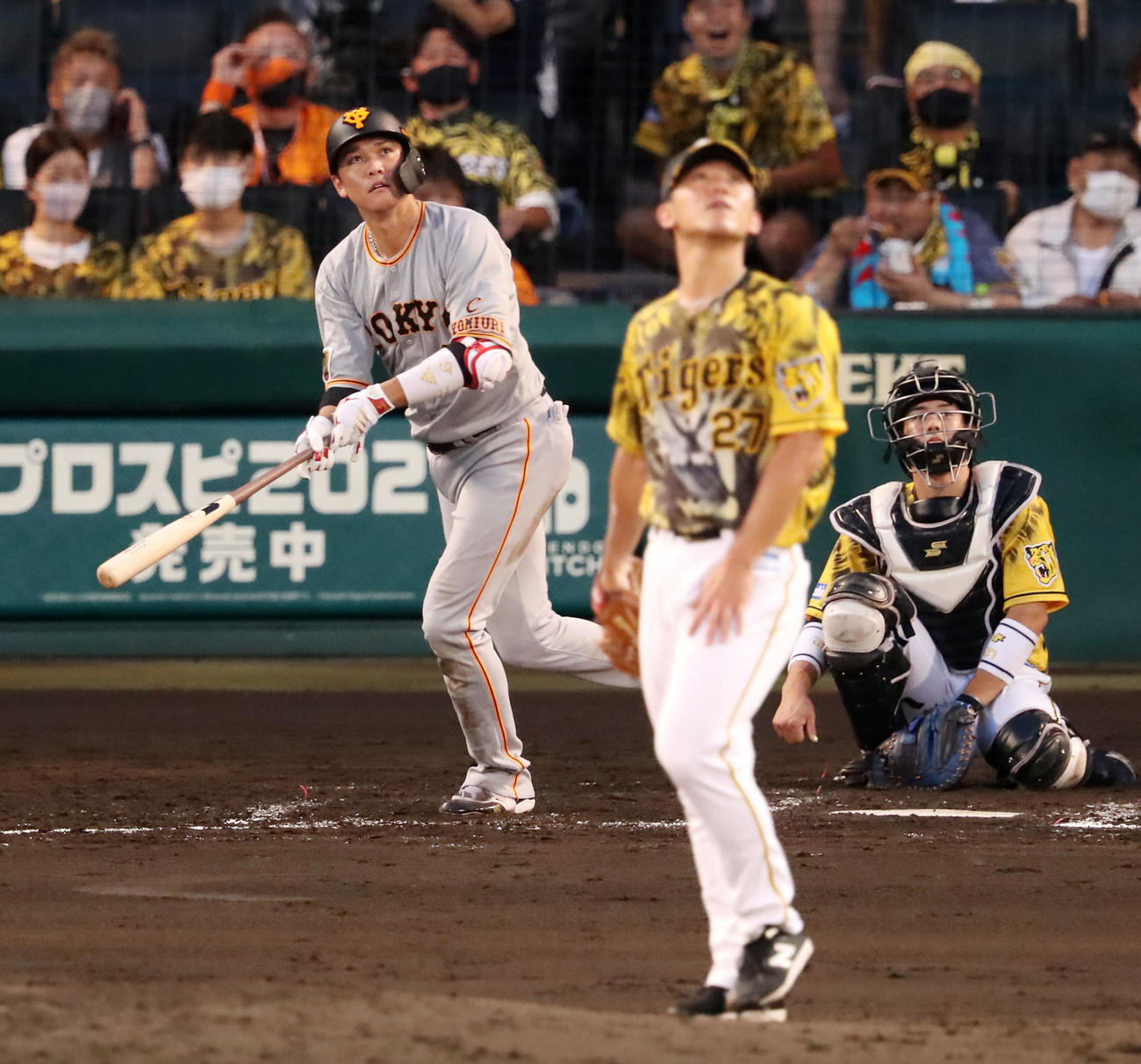 阪神対巨人　4回表巨人2死、坂本勇は左越え本塁打を放つ。投手は伊藤将（撮影・加藤哉）