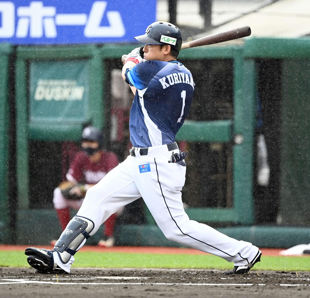楽天対西武　2回表西武無死、中前打を放つ栗山（撮影・たえ見朱実）