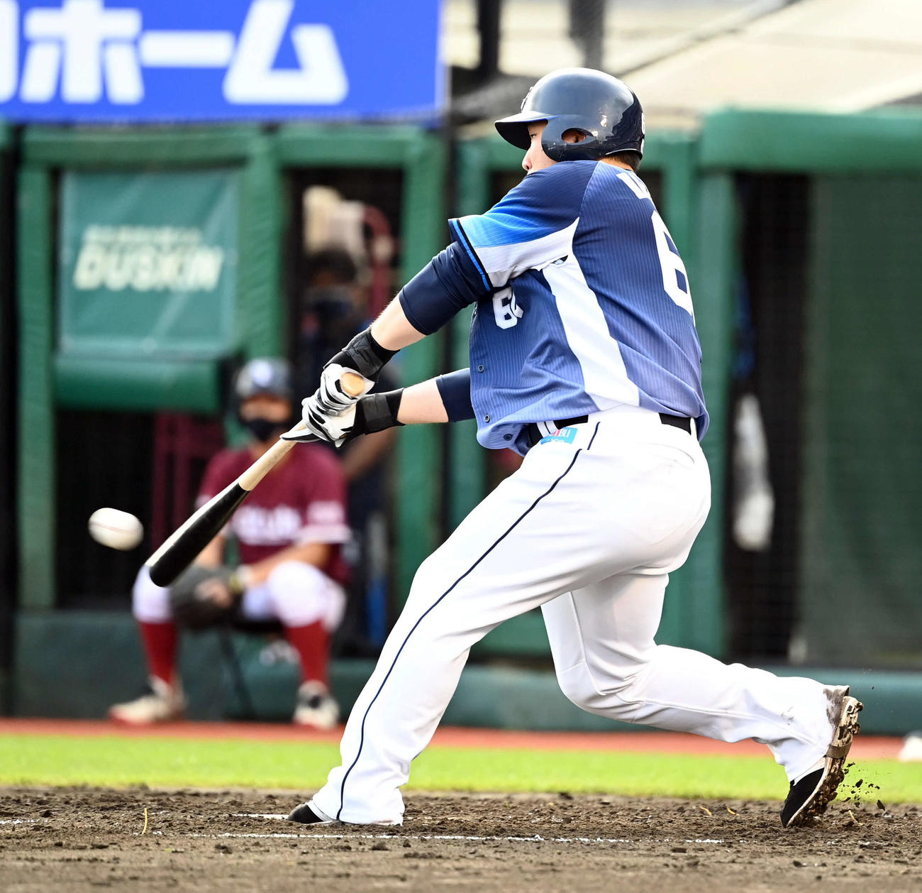 楽天対西武　3回表西武1死一塁、中前に安打を放つ中村（撮影・たえ見朱実）