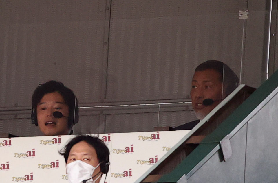阪神対巨人　甲子園の放送ブースに入る清原氏（右）（撮影・狩俣裕三）