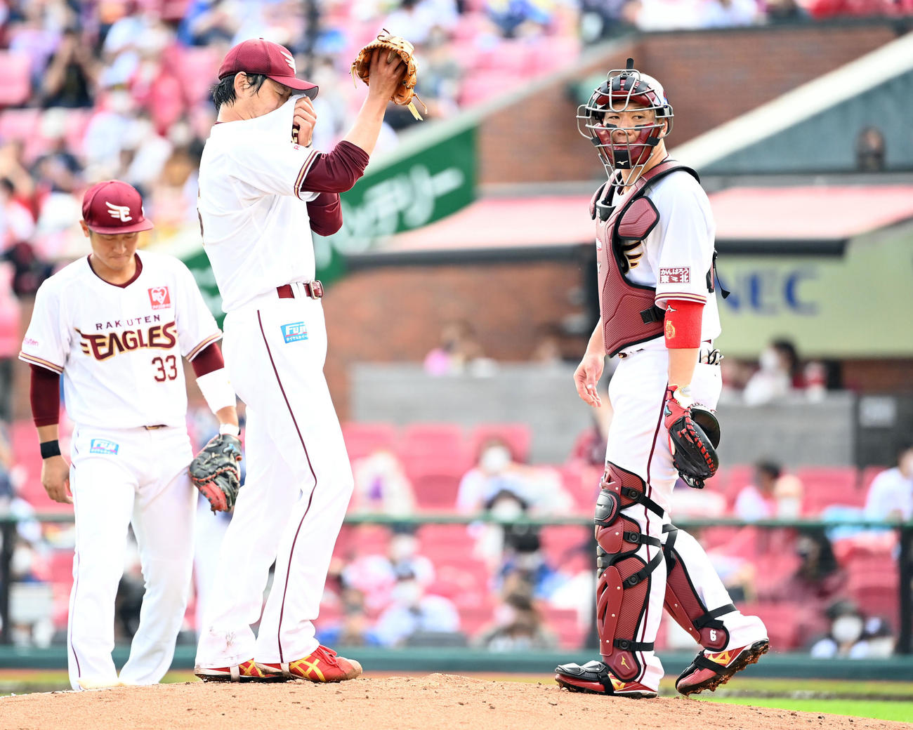楽天対西武　3回表西武1死一、二塁、呉念庭に四球を与え満塁とされた楽天先発の涌井（左）と炭谷のバッテリー（撮影・たえ見朱実）