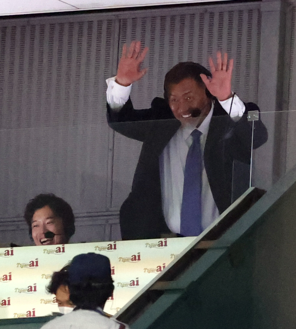阪神対巨人　試合後、放送席から原監督に向かって手を振る清原氏（撮影・狩俣裕三）