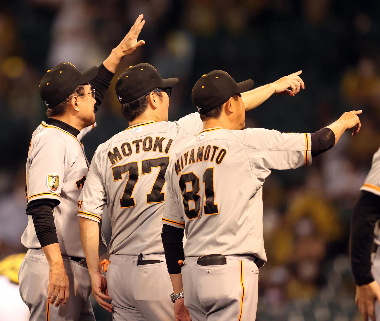 阪神対巨人　試合後、放送席の清原和博氏に向かって手を振る、左から原監督、元木ヘッドコーチ、宮本投手総合コーチ（撮影・狩俣裕三）